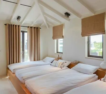 Sleeps 14 Pool Air Con Wifi וילה