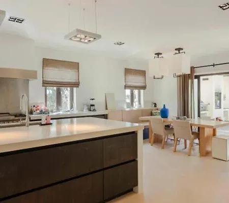 Sleeps 14 Pool Air Con Wifi